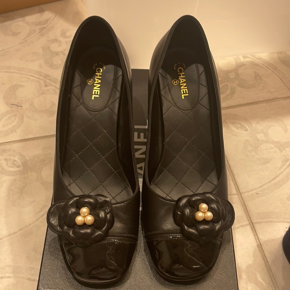 Black leather Chanel pumps